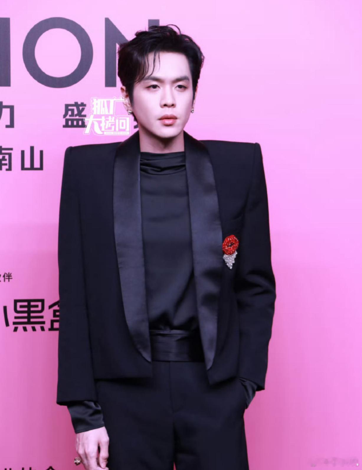 老师这不是我们张若昀吧#张若昀超绝直角肩##张若昀蒲公英掉一路# ​​​