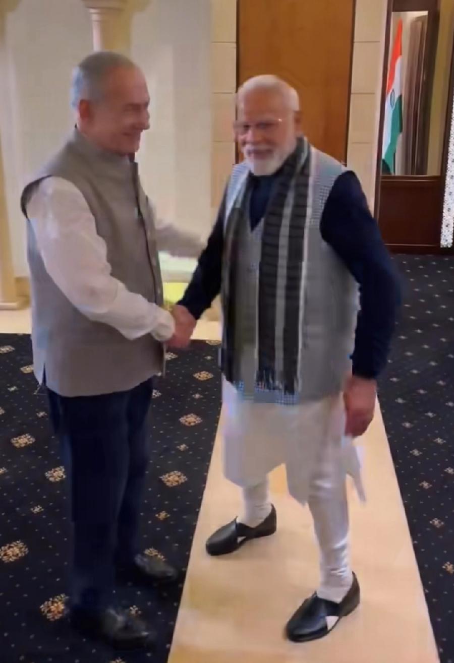 内塔尼亚胡穿着印度传统服装，与莫迪共进晚餐，很有诚意，可还是下手不够狠，只穿了上