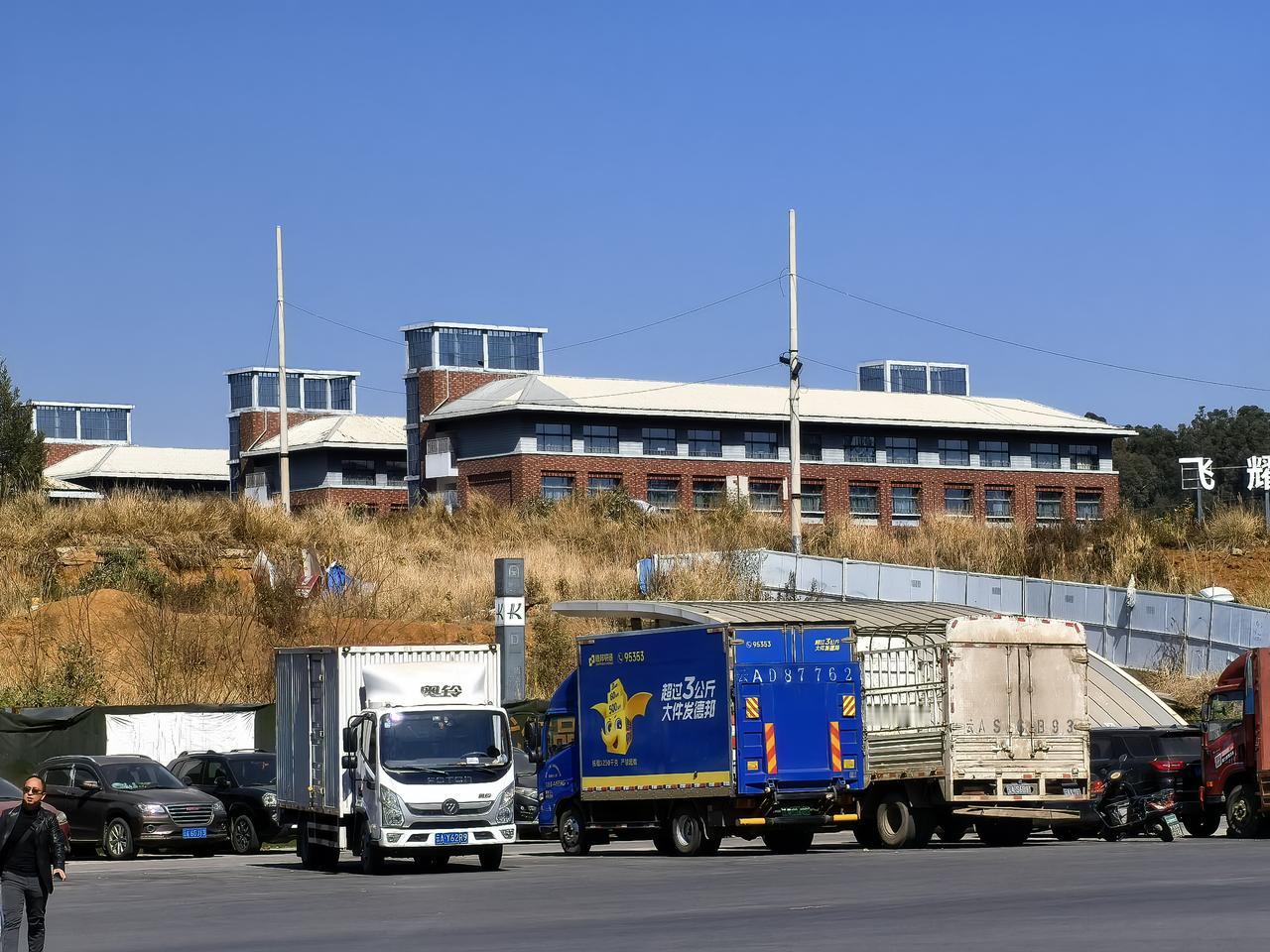 昆明地铁4号线这个密塔站都修到这个荒地上了，规划是.挺超前的。