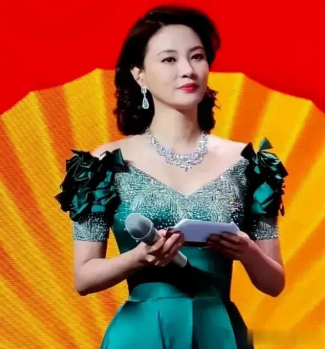 她才是央视“最美女主持人”，穿孔雀裙身材高挑气质卓越，45岁还未婚太可惜。


