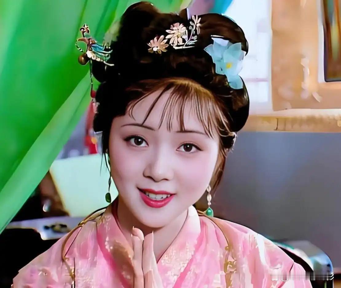 薛姨妈一句“卖了她”，香菱差点再次跌进火坑，宝钗为何偏要留下她？看懂这几处细节，
