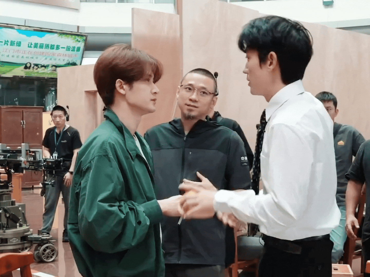 又高又帅啊朱一龙[偷笑]朱一龙万梓强 · 朱一龙电影空枪 ​​​