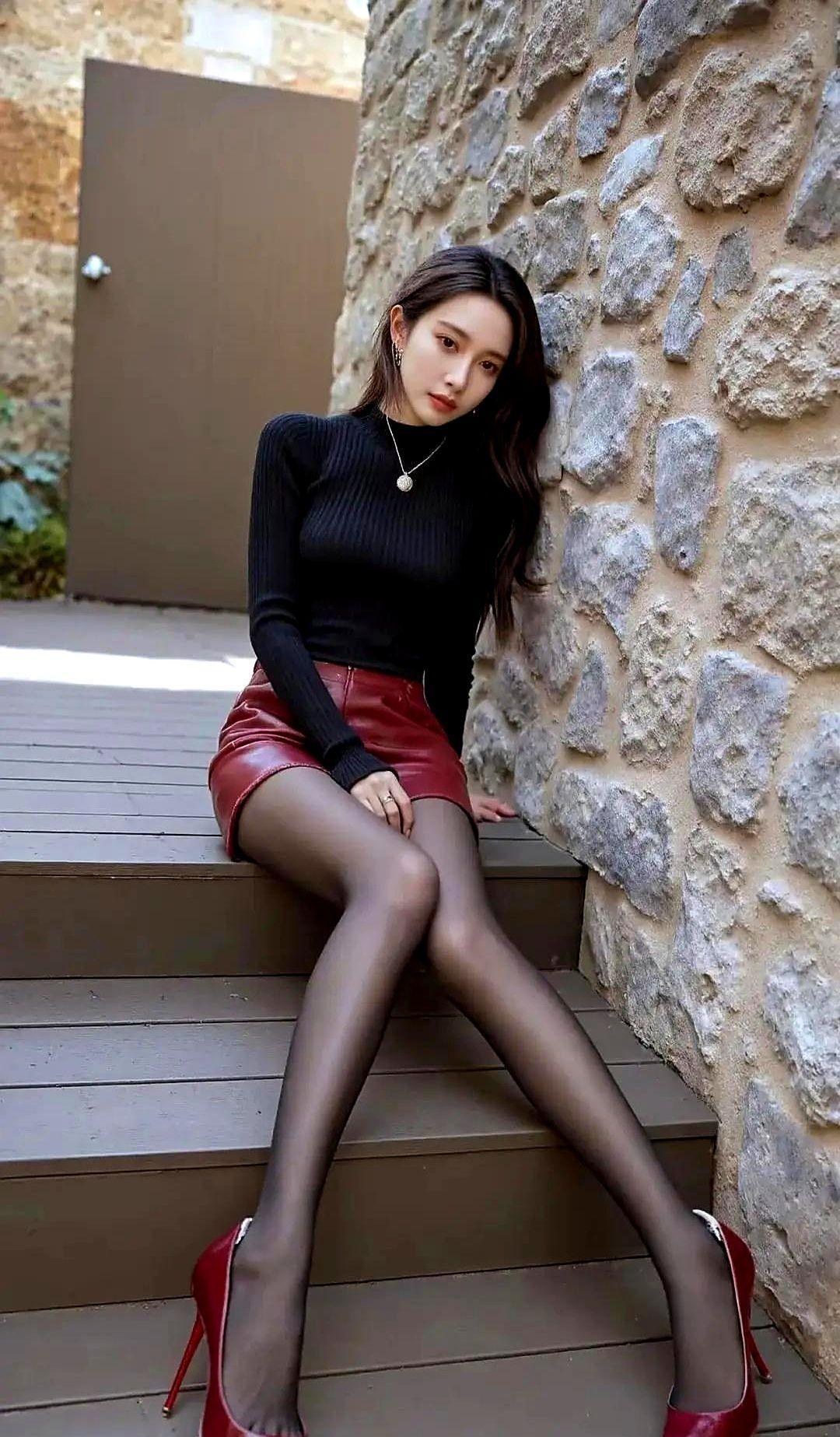 黑高领一裹，酒红皮裙一甩，脚上红鞋一踩，街拍直接锁定你。
别以为时髦就得砸钱。