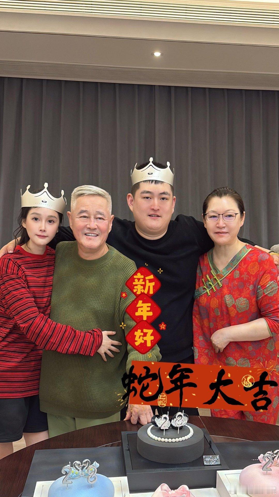 赵本山一家为儿女庆生  赵本山一家四口合照  赵本山一家为儿女庆生，正月初一过生