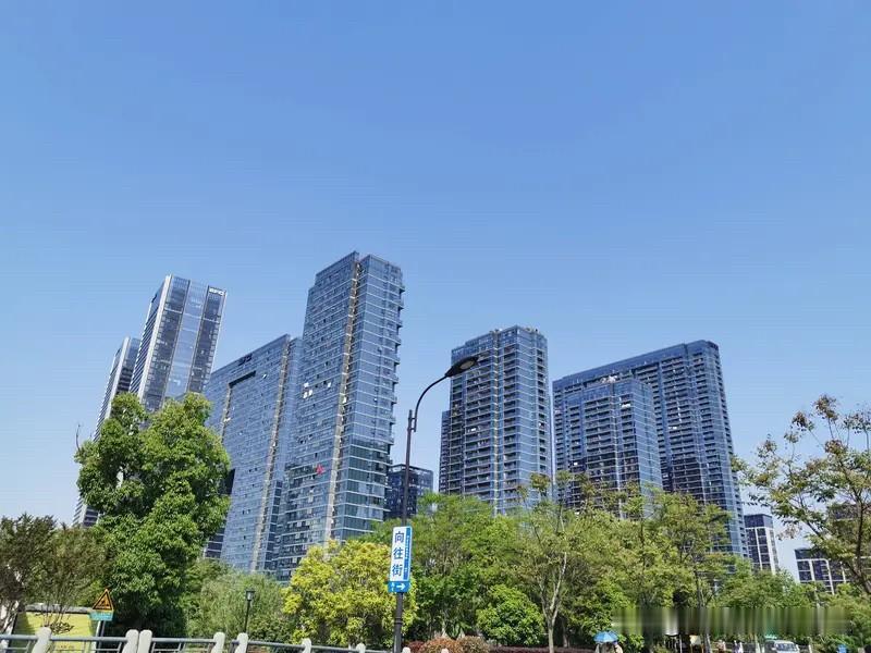 杭州楼市太硬气了。
杭州楼市尽管今年表现的不行，但是杭州楼市之前还是挺猛的。
杭