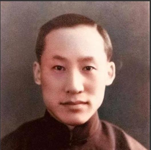 1972年，钱三强走在大街上，突然被一衣衫褴褛的老人拉住，90度鞠躬：“给我点钱