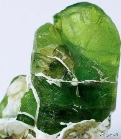 “你说上交就上交？”2002年天津一男子花了10年，捡了600多块蛟河橄榄石，专