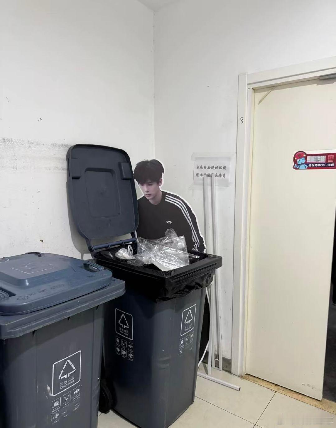 王安宇在垃圾桶里找毕业证王安宇在垃圾桶里找毕业证？王安宇看垃圾桶都深情