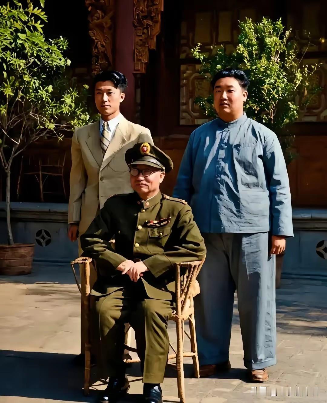 1947年，阎锡山在太原院子中与仅剩的两个儿子阎志敏、阎志惠的合影，阎锡山一生共