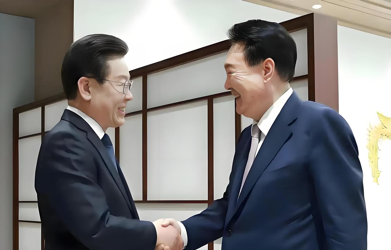 大家都期待的李在明，现在来看，真的不如尹锡悦。

当初尹锡悦执政时，被大家诟病，