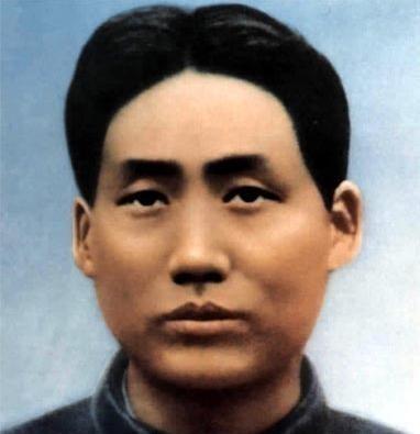 1927年，毛泽东被捕后，在押去处死路上，突然对一名团丁说：老哥，我腿疼，伤筋了