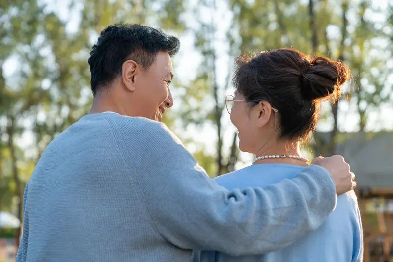 夫妻分房睡12年，
没离婚反而更恩爱？
中年婚姻真相太扎心。
 
都说夫妻分房睡