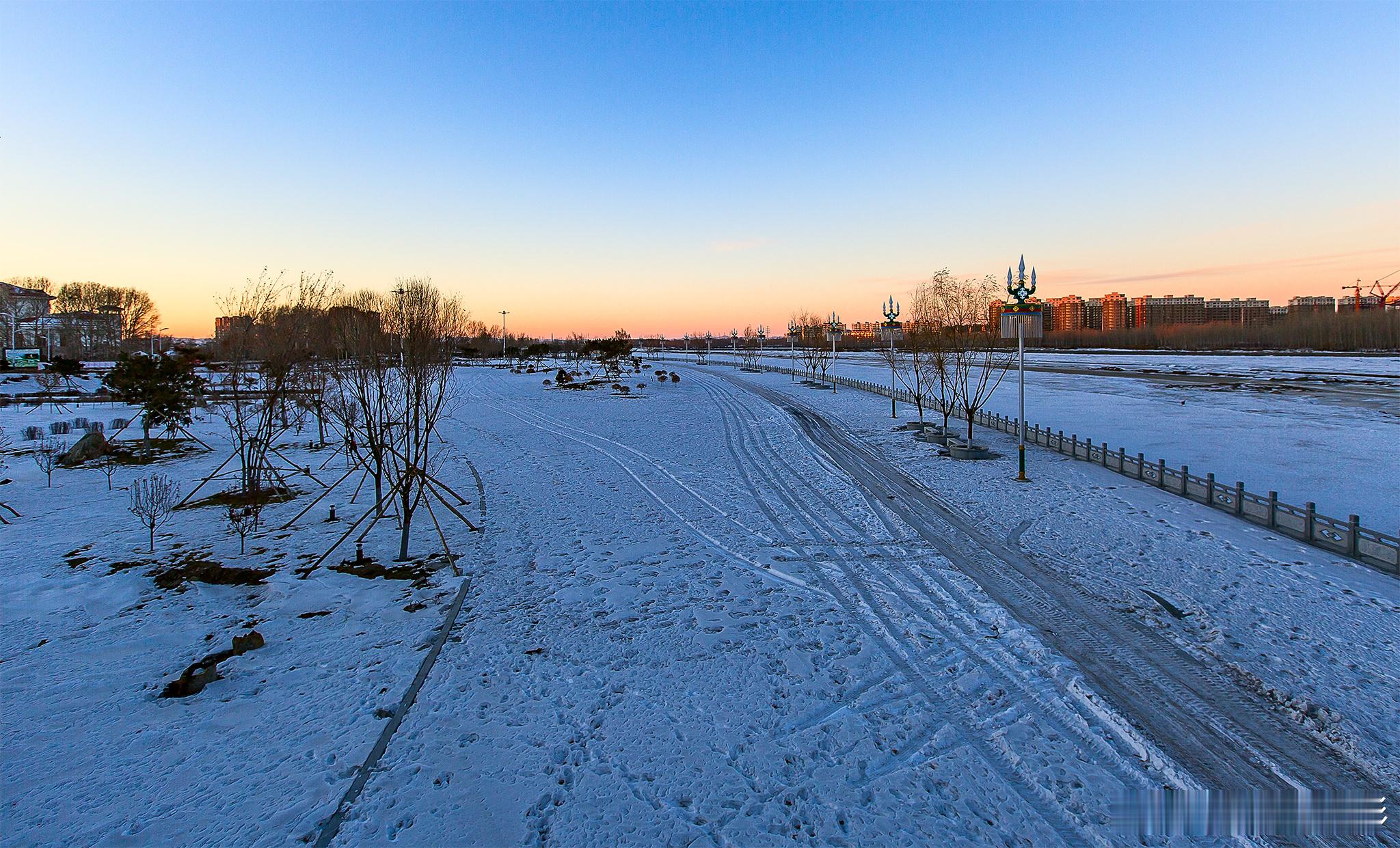 这个冬天，寒冷总是让人缩手缩脚的，但总有一些瞬间让人心头一暖。平常里常见的画面：