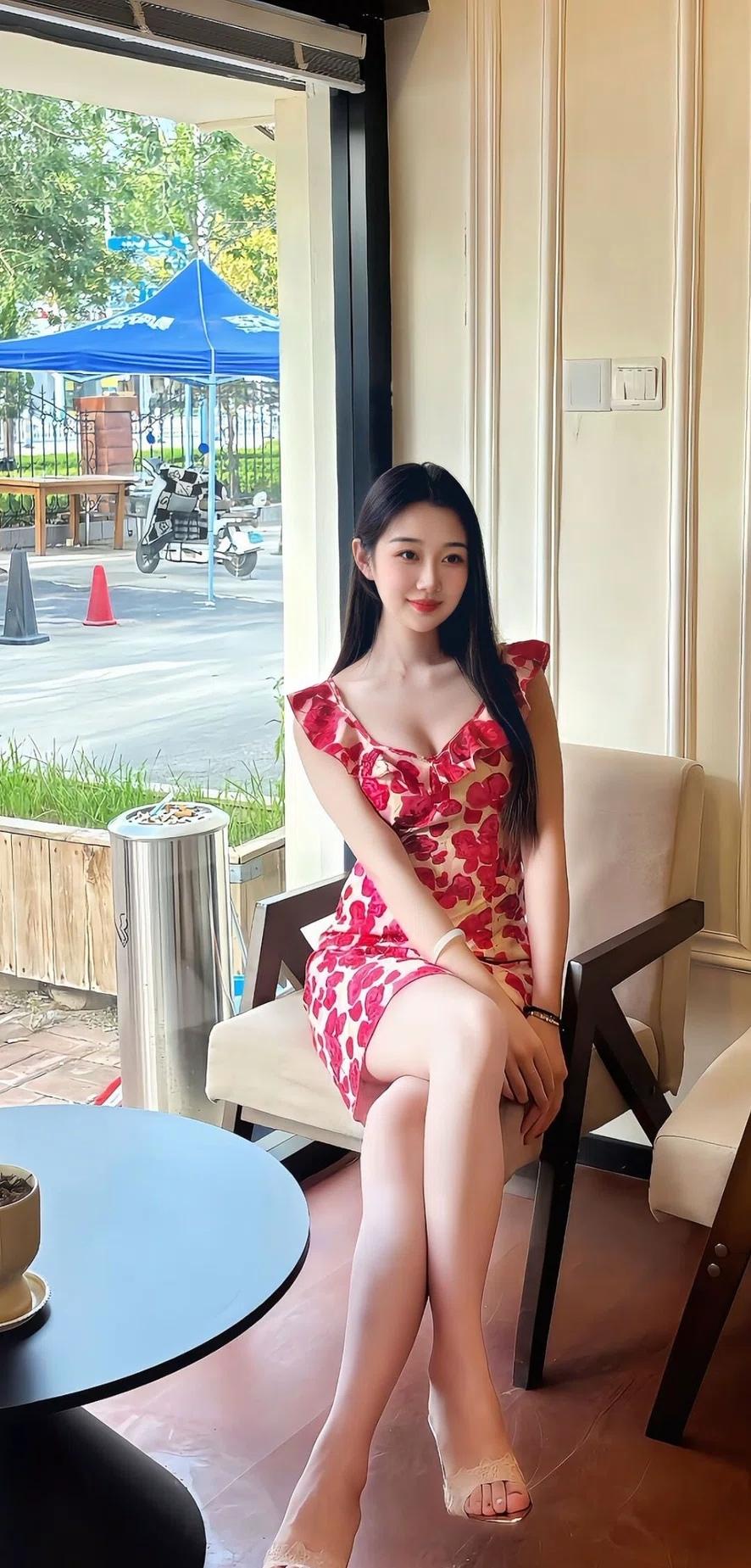 夏日穿搭指南：红白相间连衣裙，清新甜美，尽显优雅气质。