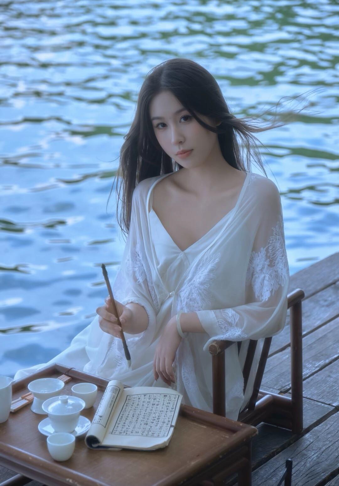 在湖畔静坐，品茶赏书，悠然自得。