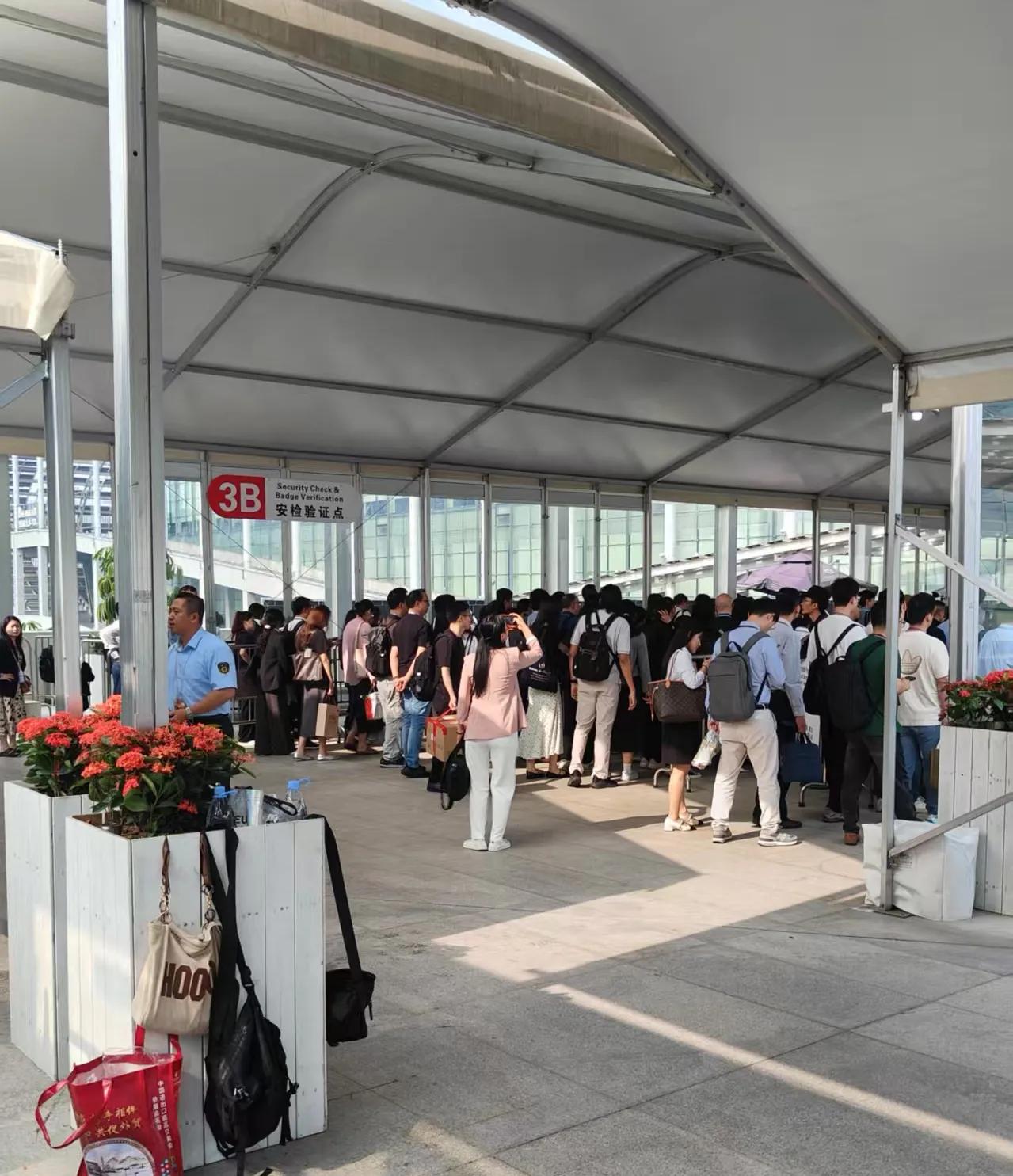 国家政策是真好，我老公他们公司今年是通过商务局报团去参加的广交会，价格公道，比以