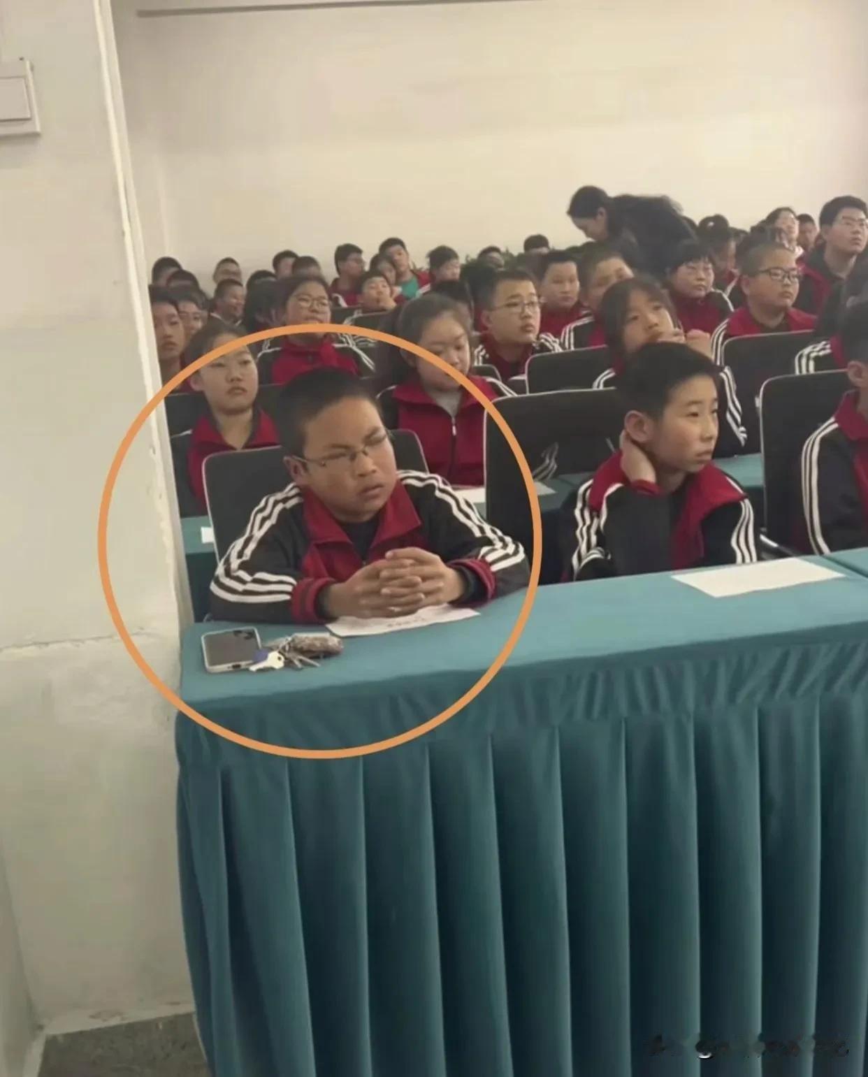 天生自带官威的气质，全校独一无二，长大后至少是个公司副总。