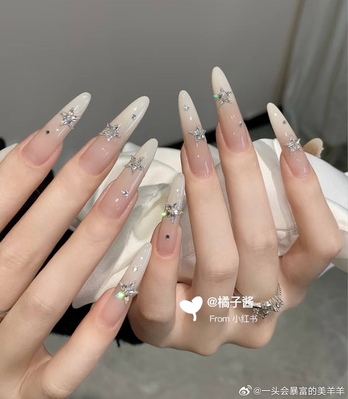 裸色美甲！姐们要做裸色美甲啦！快快快各位宝贝们帮我挑一个坠坠坠美丽的！美女hel