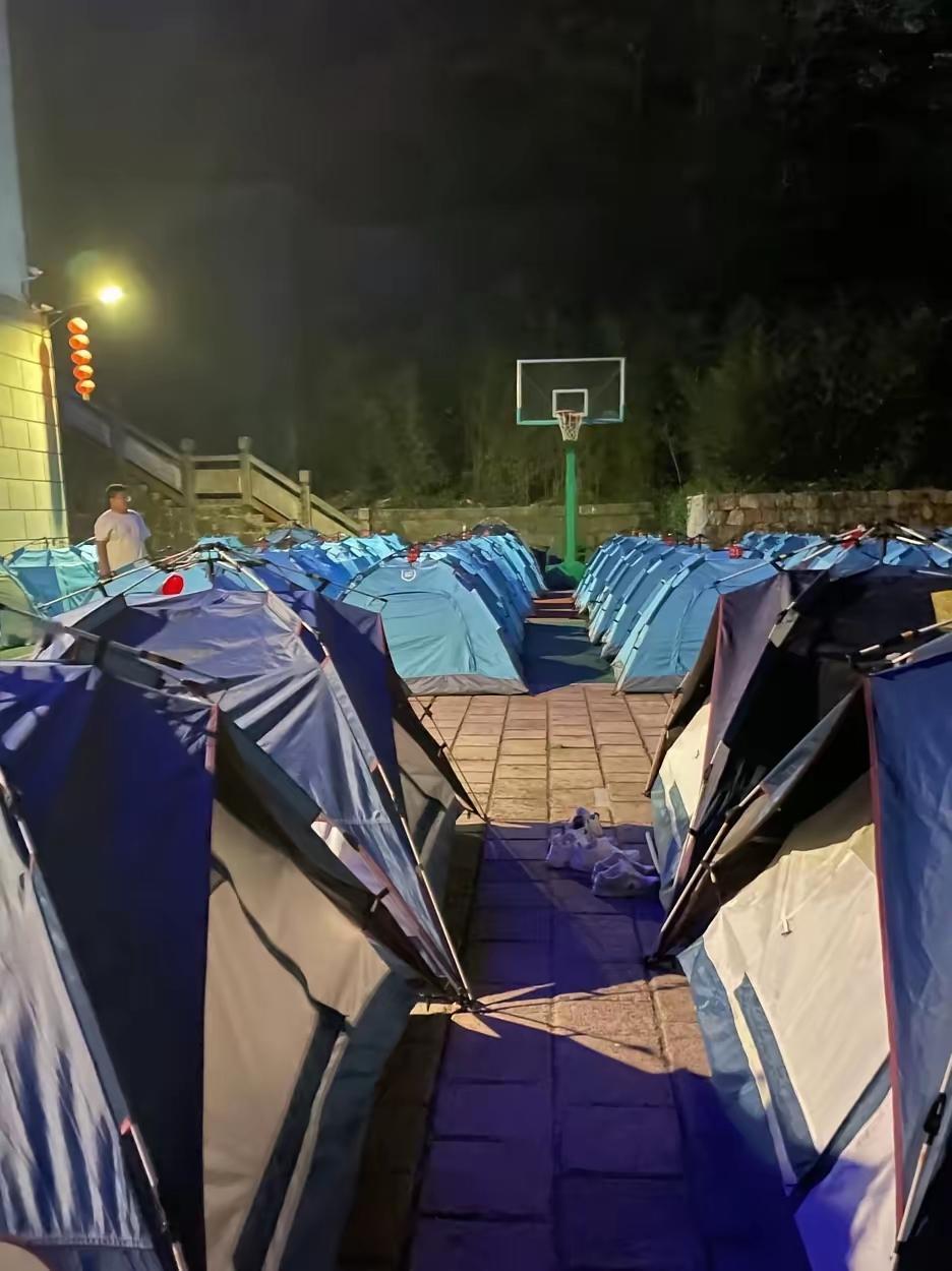 涨价的酒店傻眼了，没想到催热了帐篷生意
平时200一间房的酒店，假期没想到涨了好