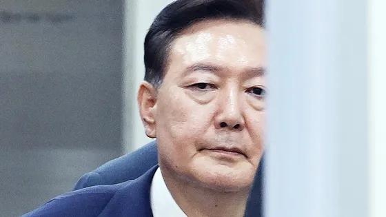 尹锡悦脱衣耍赖拒捕后，在全国引发强烈反响，国民为之蒙羞！

尹使出撒泼手段，竟脱