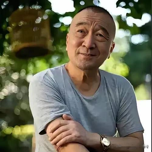 78岁的李保田近况曝光，着实让人感慨。他隐居在山东威海荣成，住处简朴杂乱，日常就