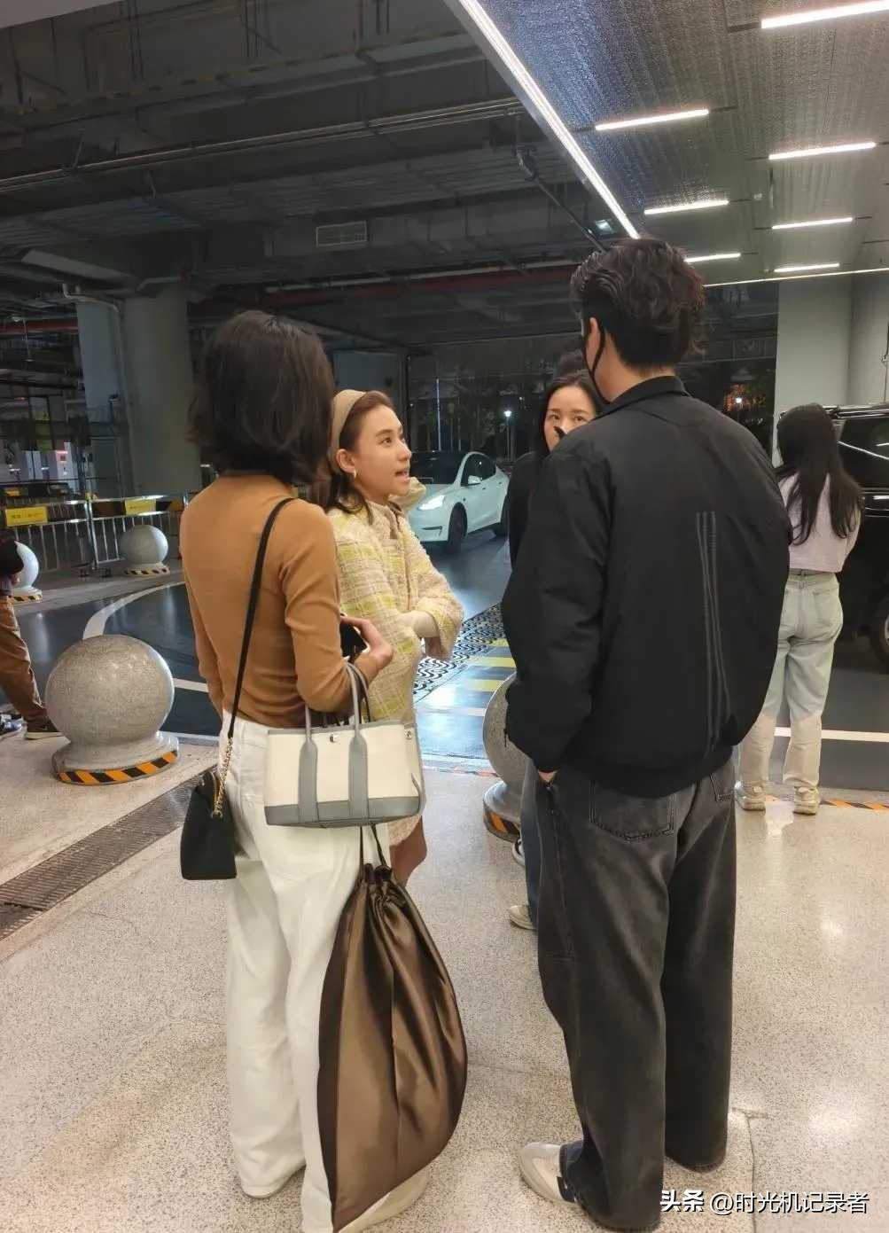 何超莲这样子放到普通人家出嫁都难，个子不高，长得不美。
但是她是何鸿燊的女儿，是