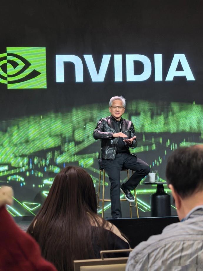 黄仁勋称内存短缺将持续存在数年英伟达（NVDA）CEO黄仁勋在韩国表示，存储芯片