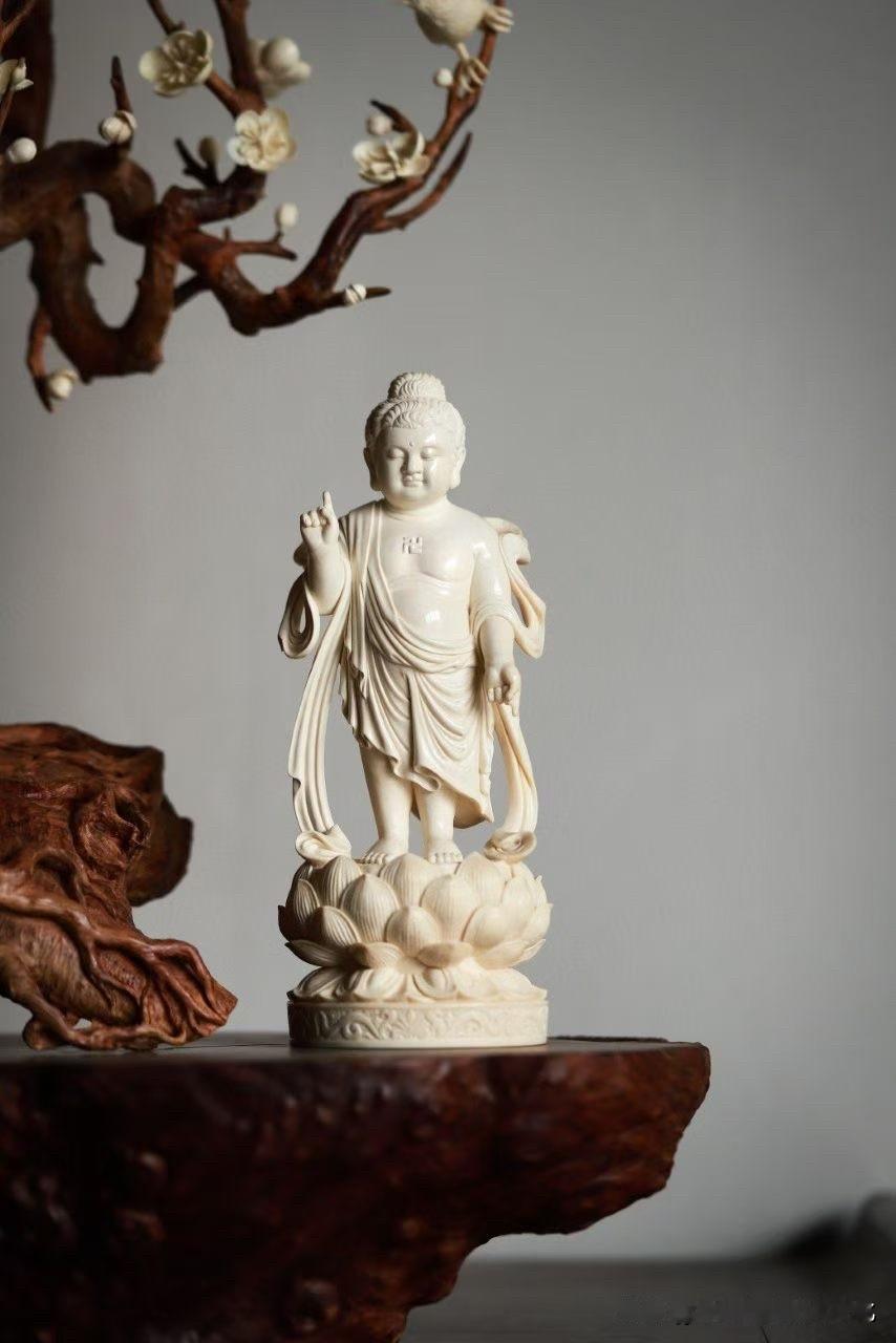 有些“圆满”，不是做出来的，
是从一念干净里生出来的。

这一尊太子佛，
不见张