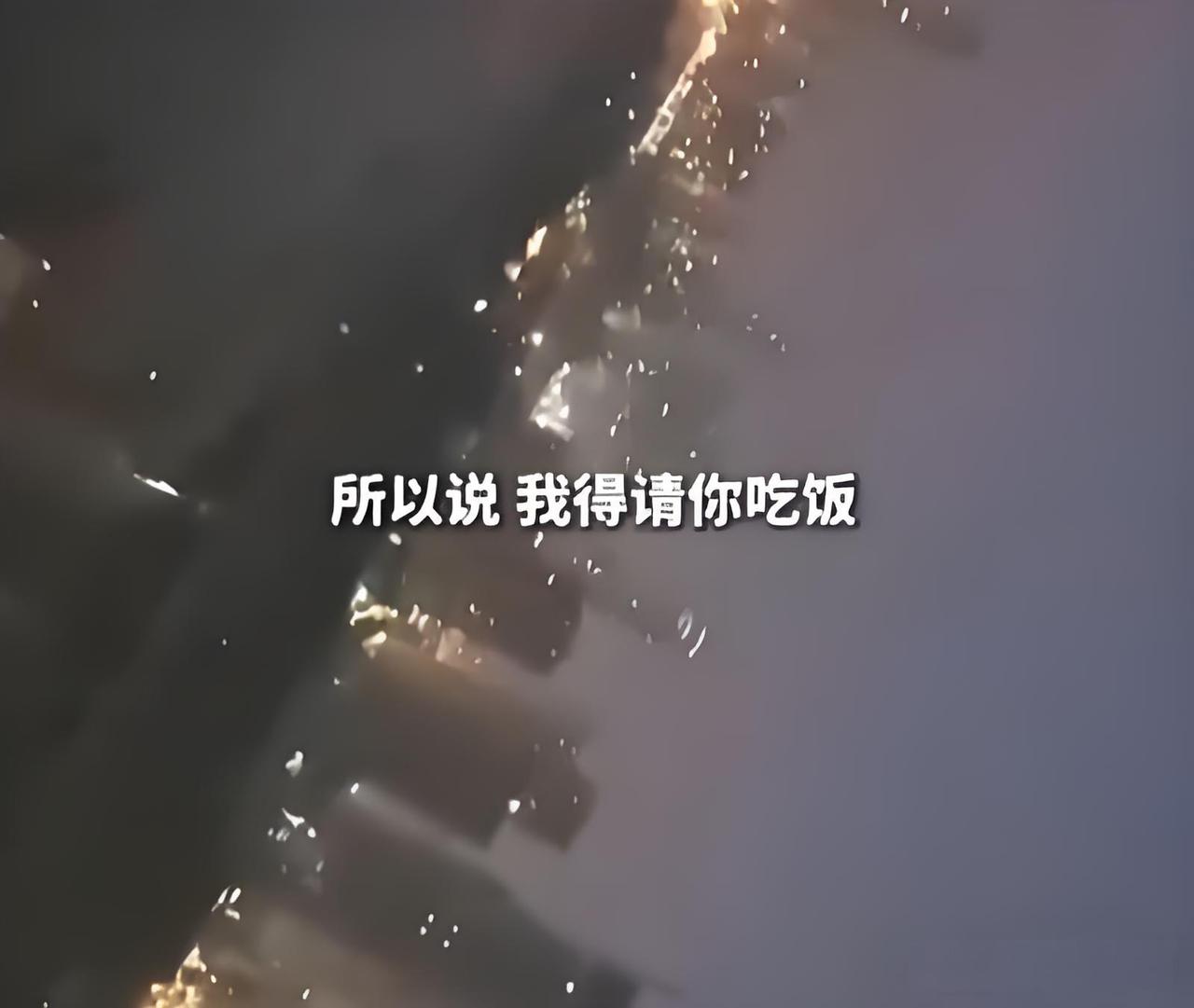 “看哭了！”重庆，一单亲妈妈酒后跳桥自杀，刚好被一过路女孩抓住！她祈求的说：求你