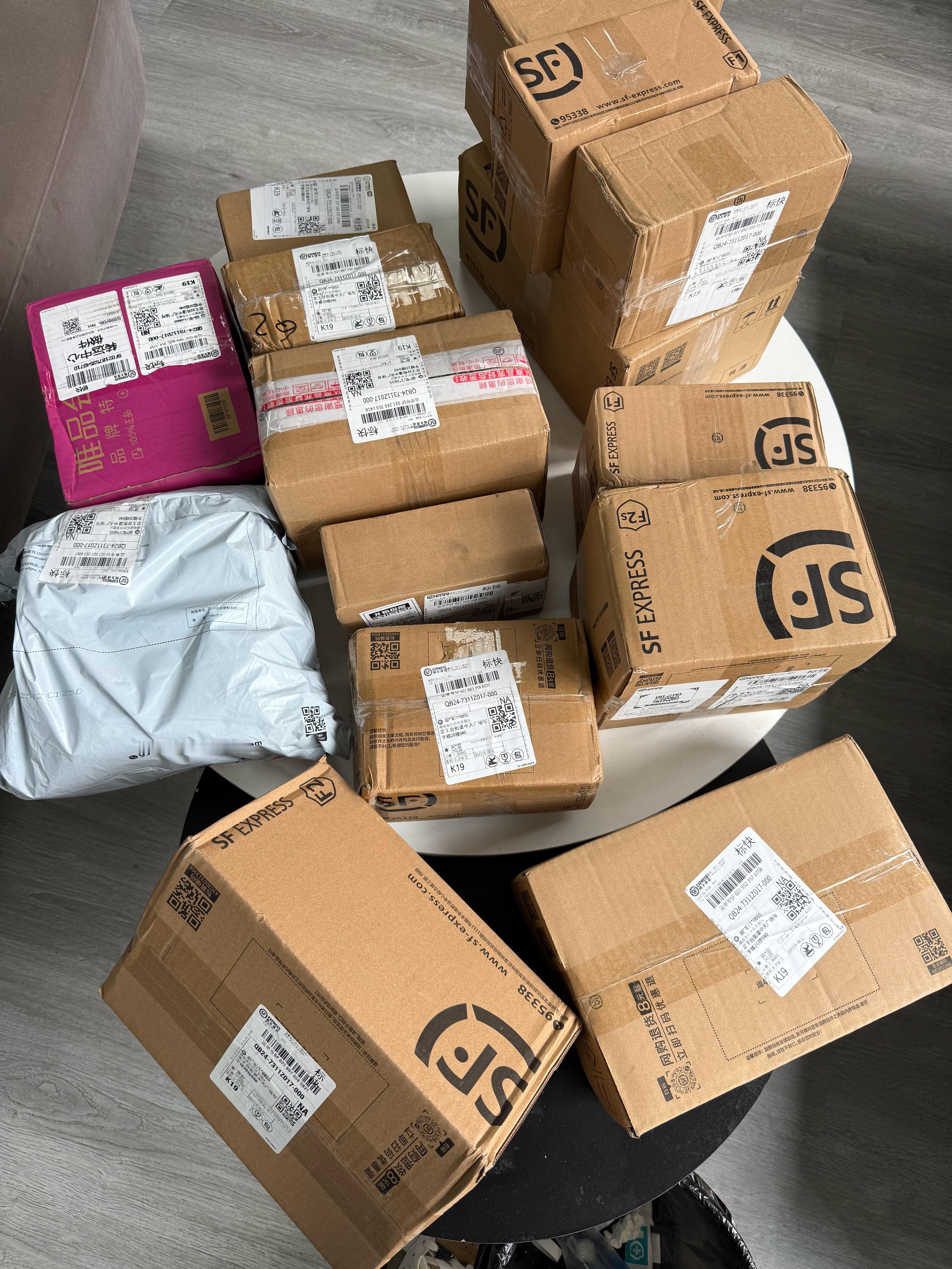 周末店里小伙子休息，要拆快递了顺带广告高价回收二手，各品牌新款老款全新机，价格实