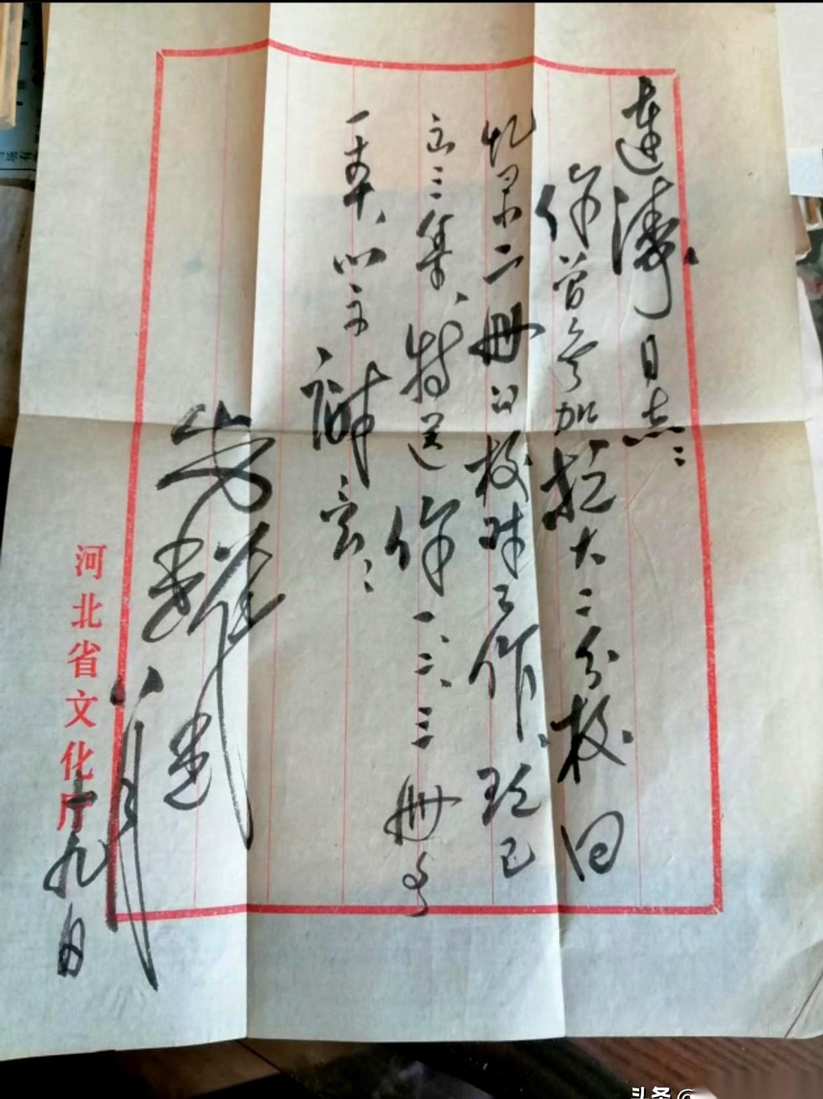 翻开一本旧时的信札，墨迹在泛黄的纸页上，像是还带着呼吸。一笔一划，力道、顿挫，都