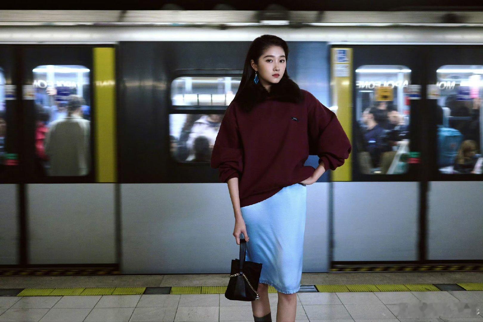 关晓彤看秀造型主打一个松弛  酒红色的造型真的是非常的漂亮又很有松弛感呀，看到关