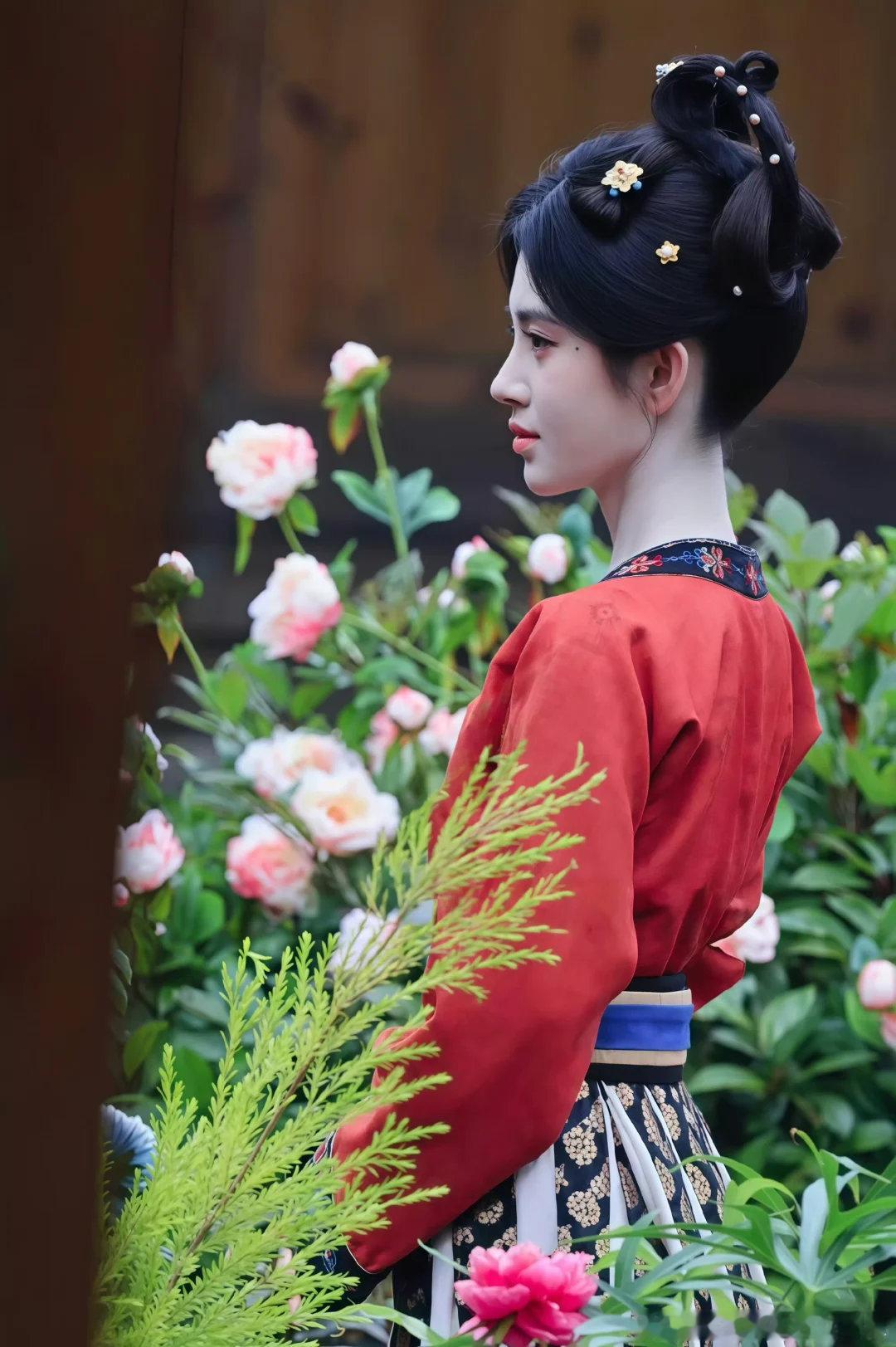 鞠婧祎唐装小宫女鞠婧祎万花世界唐装造型《万花世界》新路透，鞠婧祎今天是唐装小宫女