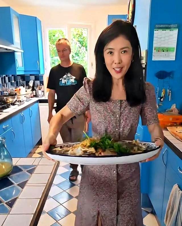 法兰西第一女仆，女权领袖苏芒在墙内骂男人，在法国给全家16口做饭。