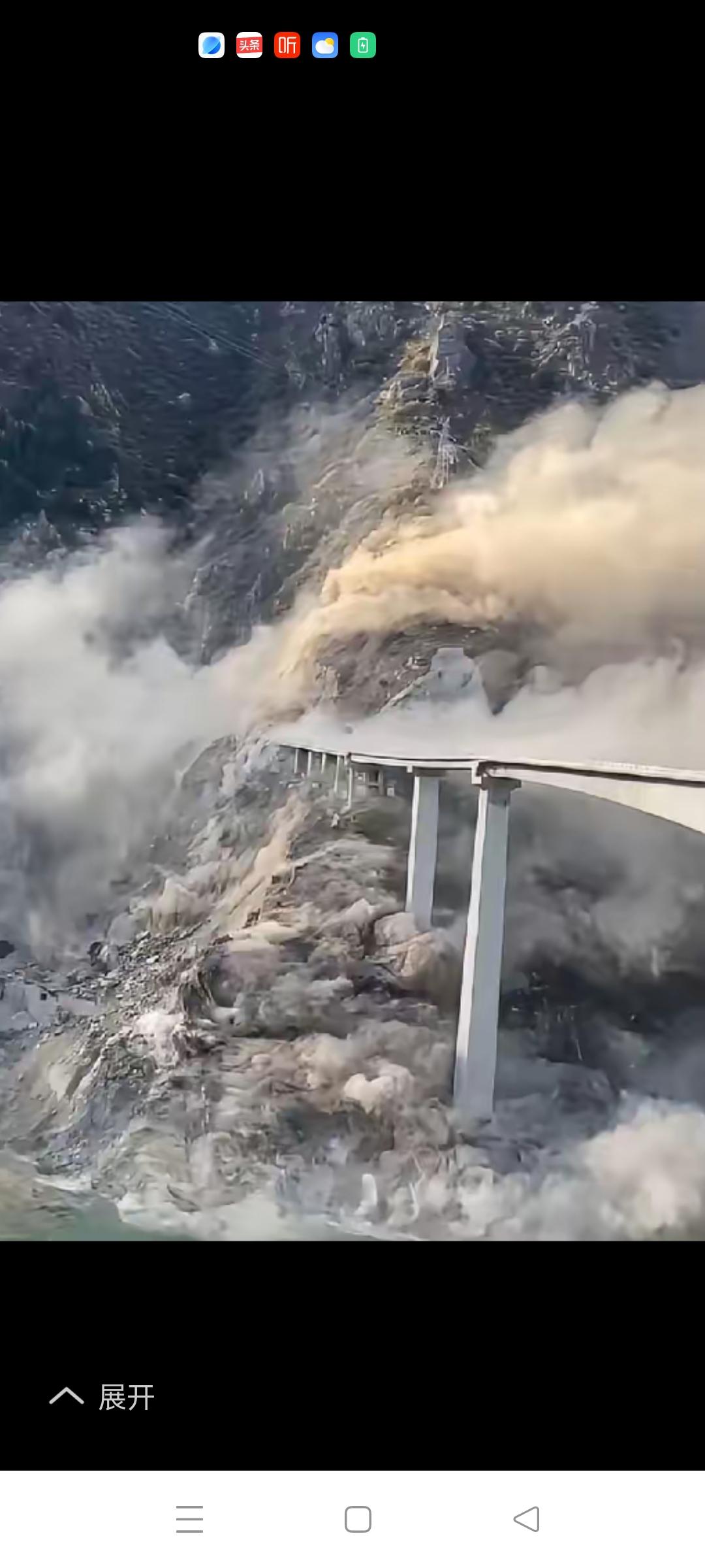 耗时18年建成特大桥使用7个月垮塌
     2025年11月11日垮塌的四川阿