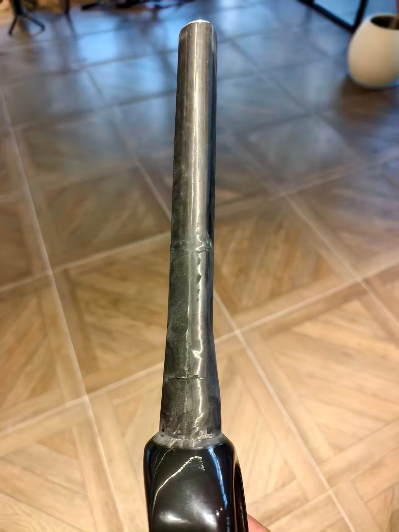 你们这品控牛逼的哦,DEFY SL台产旗舰车架,结果前叉油管的孔都给忘记钻就出货