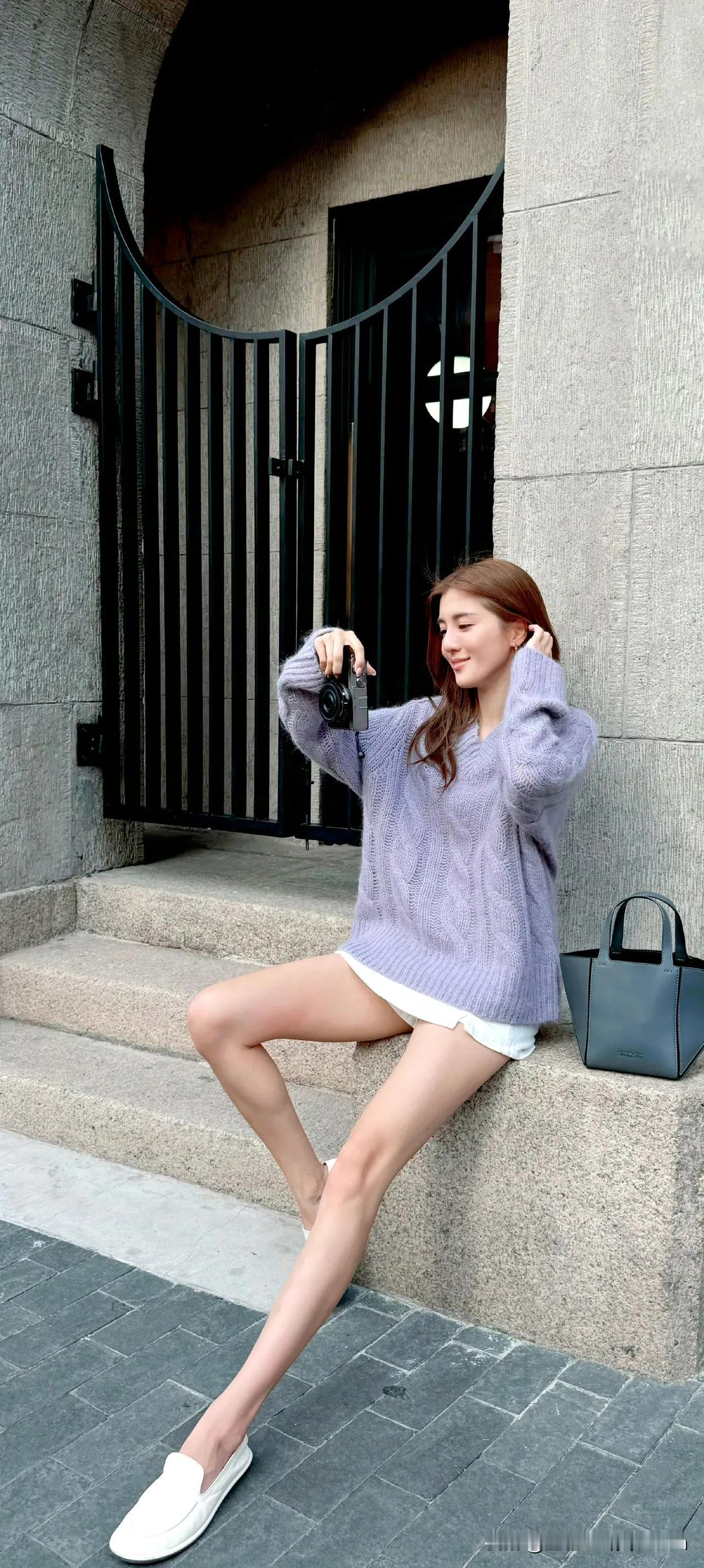 吴千语轻松随性的一天，浅紫色毛衣搭配白色短裤，轻松出街！👗👟