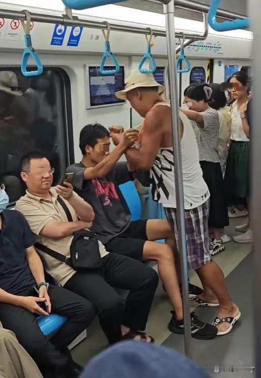 
青岛地铁打人的大爷该不该处罚？
几年前，青岛这座美丽的海滨旅游城市，因为“天价