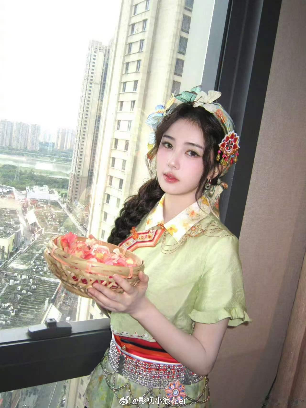 白鹿李昀锐两张伟大的脸白鹿李昀锐搭档大片拍摄花絮 有人觉得俩人搭档很有氛围感，有
