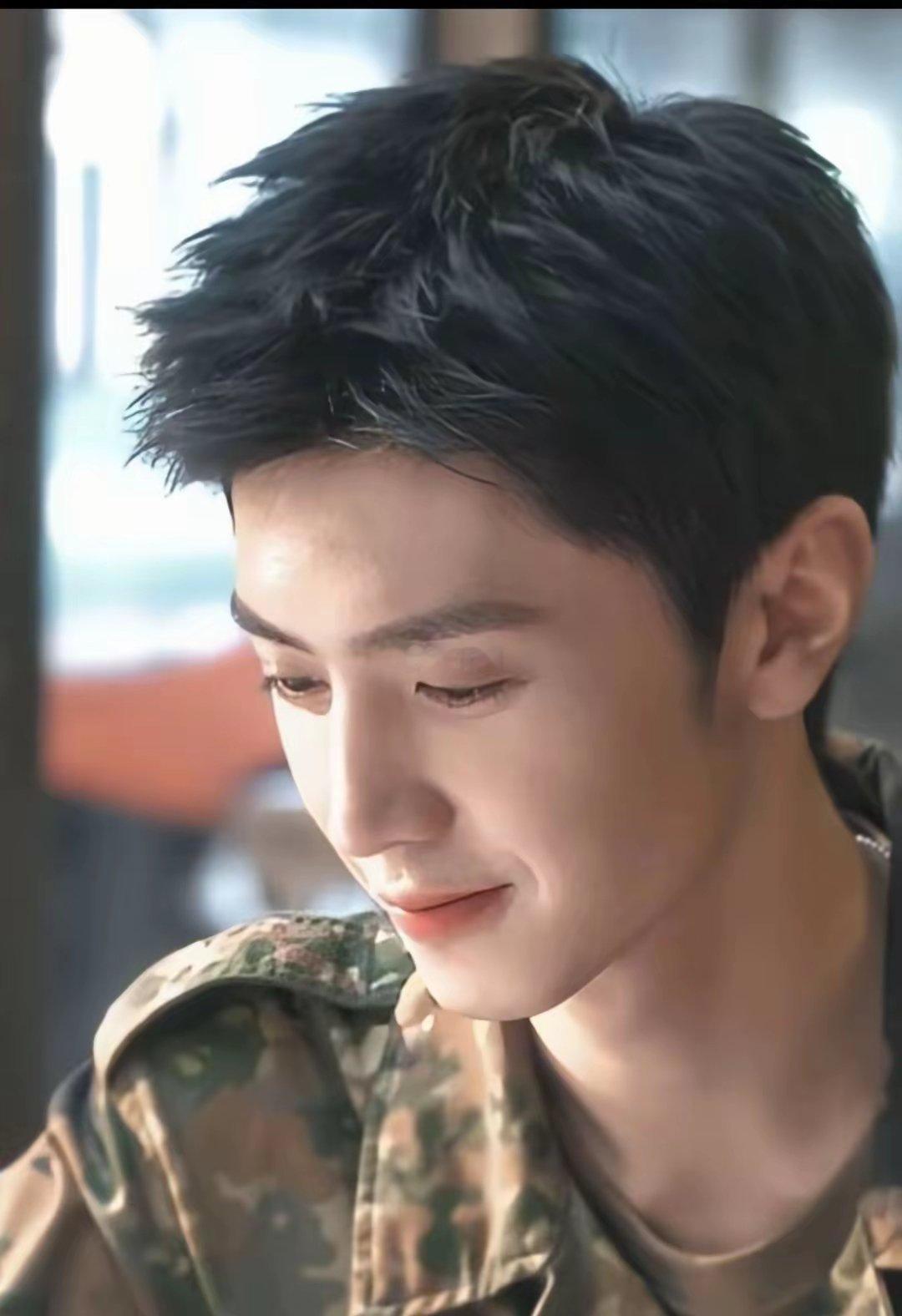 陈哲远和白鹿的发展路线很像，都是靠量堆出来。他的剧播得不差，但是也没有特别好。上