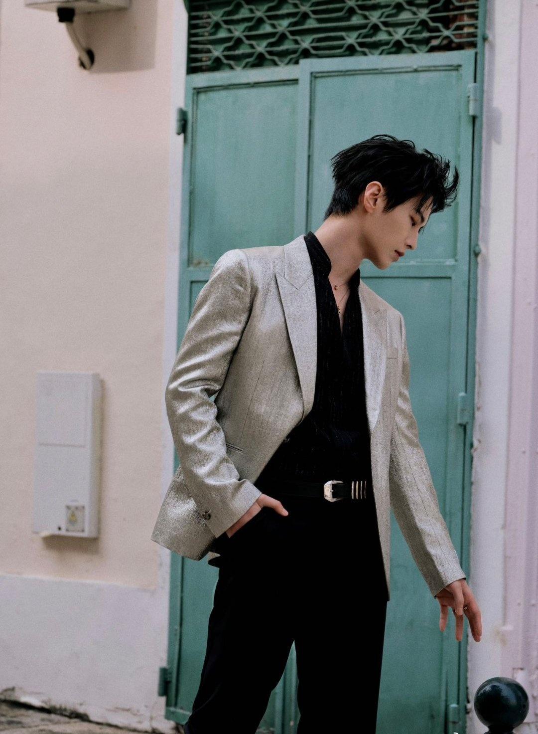 何与银灰黑色漫步街头，艺术简直是一场无声的告白，浅浅学习一下。何与红毯双奢护航 