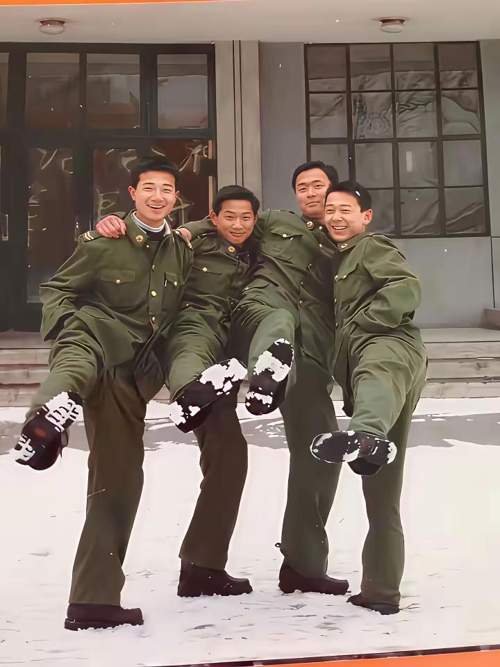 2000年 vs 2025年，战友情，一辈子。[赞]