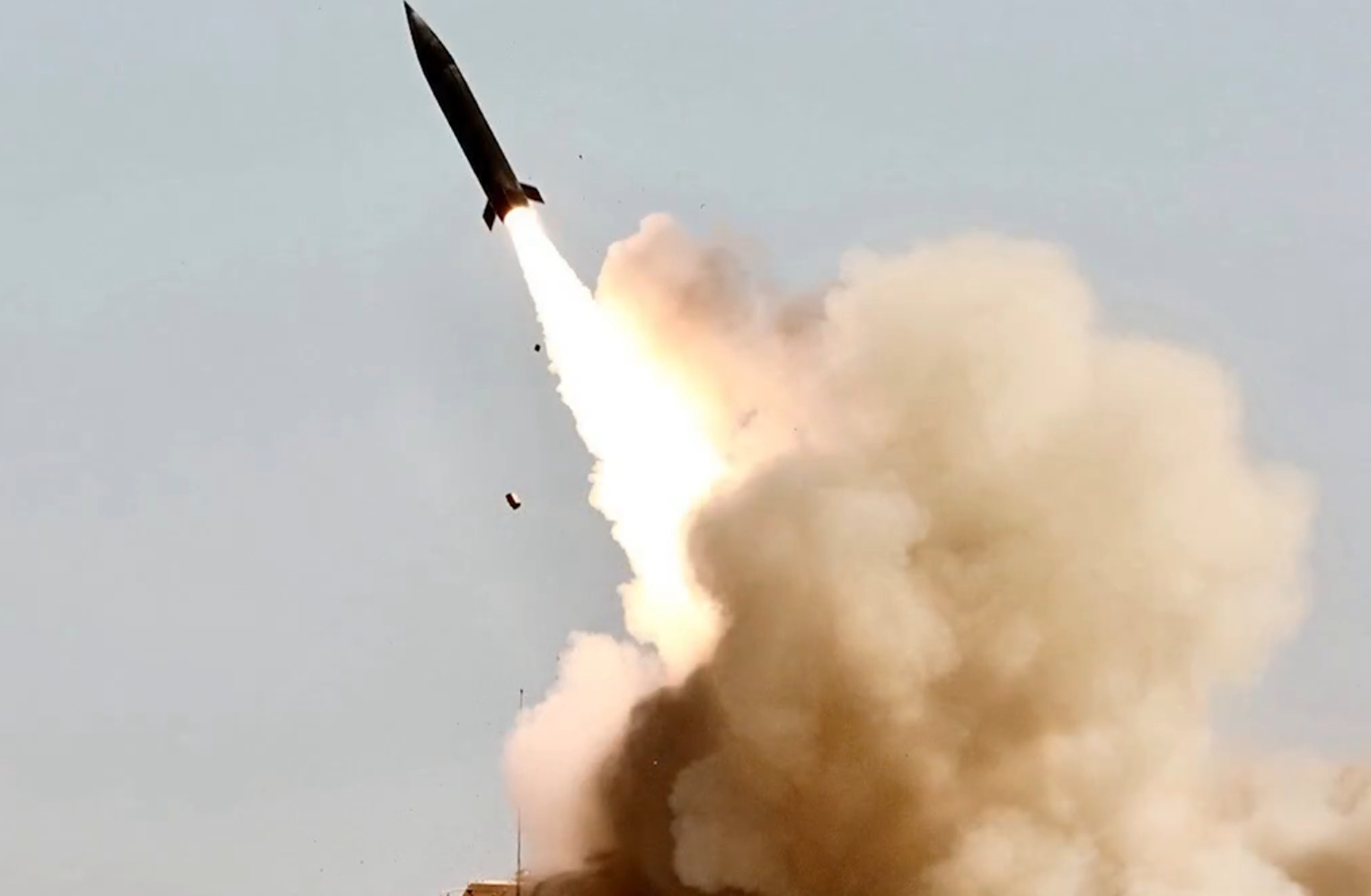 美军PrSM精确打击导弹首次实战？美国中央司令部发布的最新画面显示海马斯发射了5