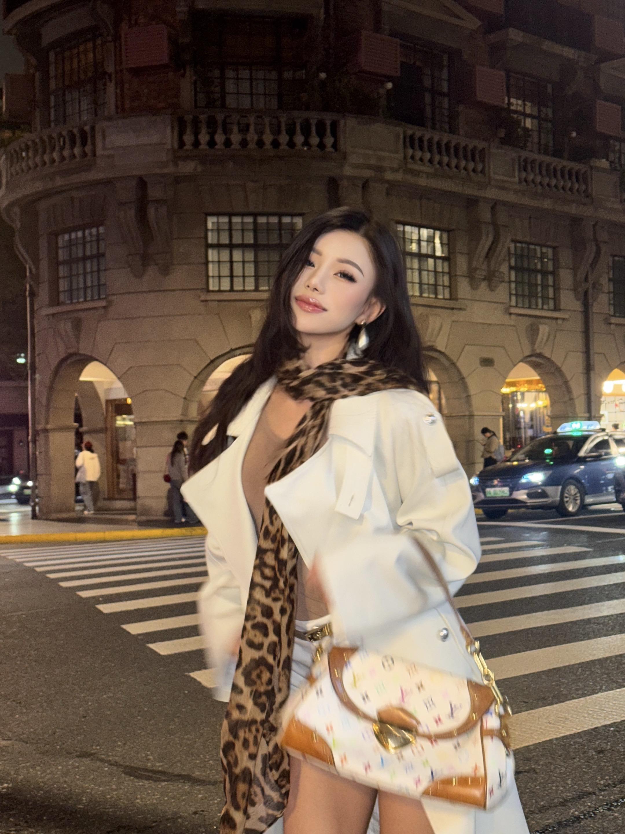 当太阳到达最高点，影子就会消失。