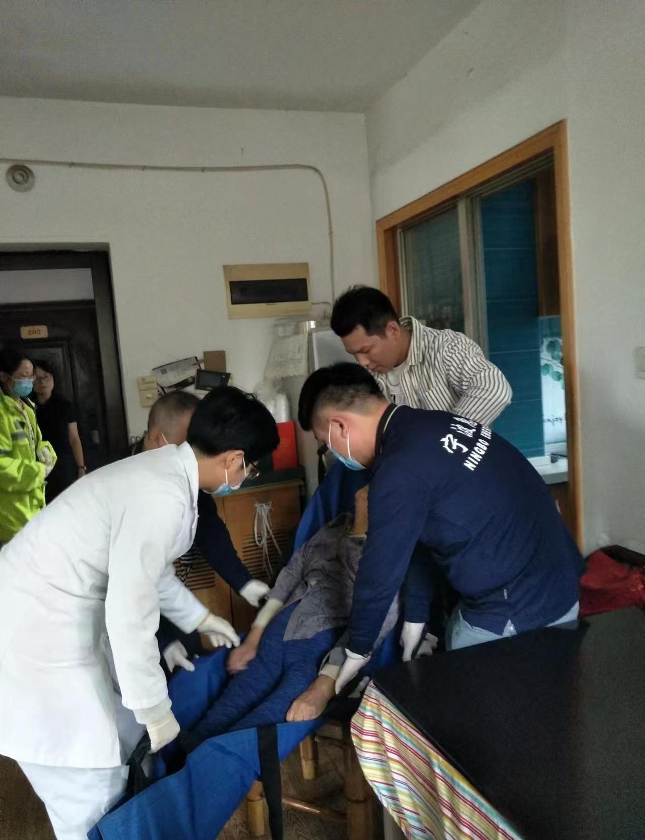 近日，宁波江北，老人在家中突然意识模糊，身体抽搐，情况危急……在这个紧要关头，朱