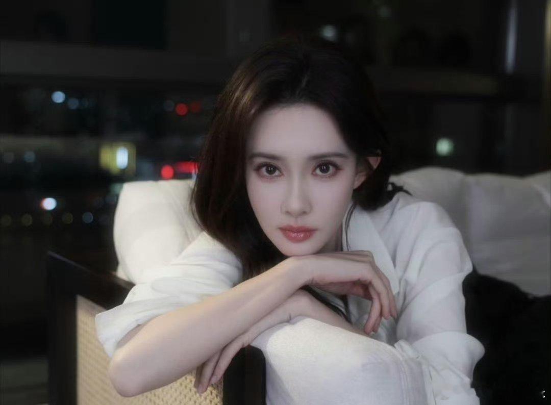 孟子义细框镜美成啥了孟子义新剧开机的细框眼镜造型真的很惊喜。褪去了往日明艳张扬的