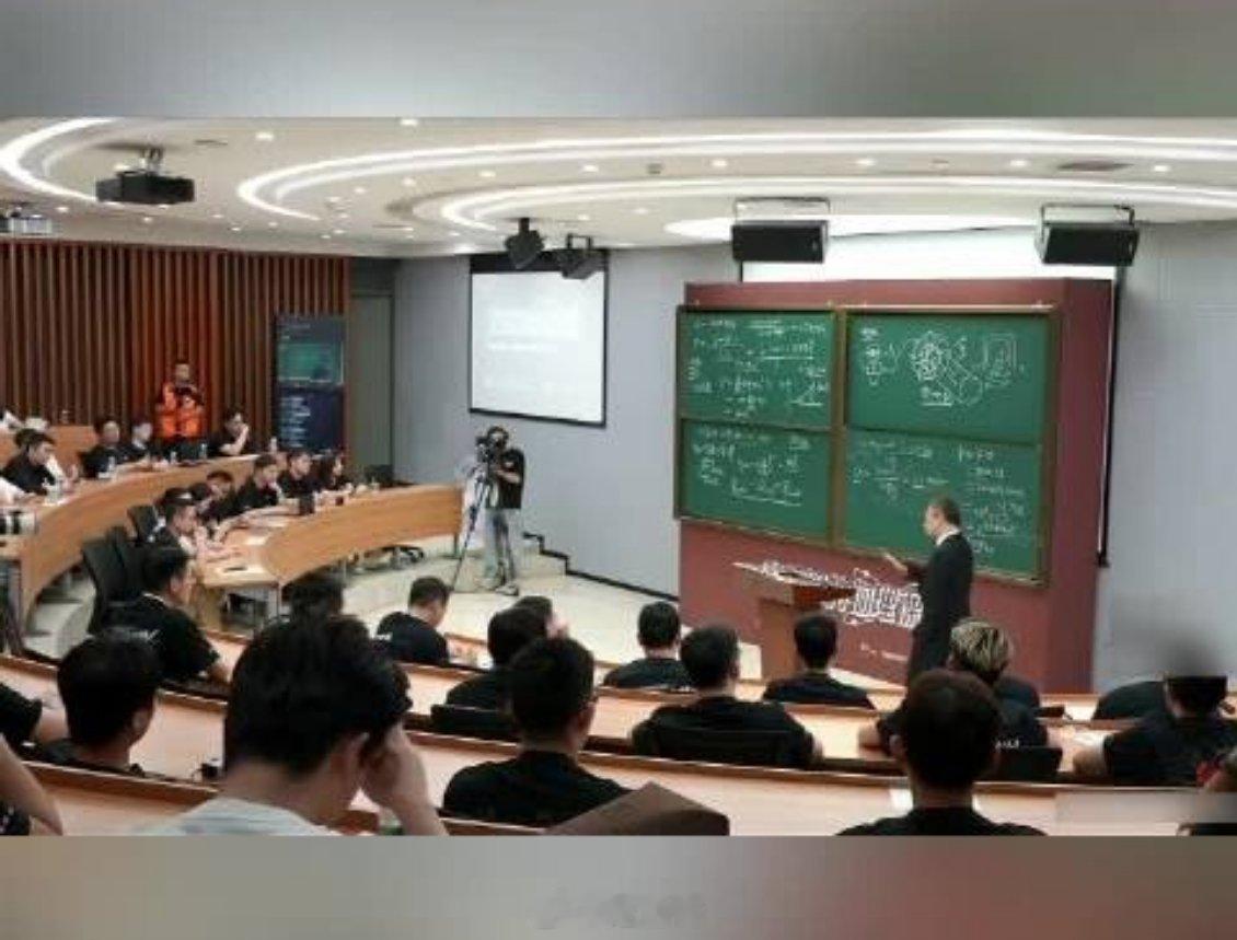 张朝阳称新能源最缺物理人才 新能源产业飞速发展，行业对基础学科人才的需求愈发凸显
