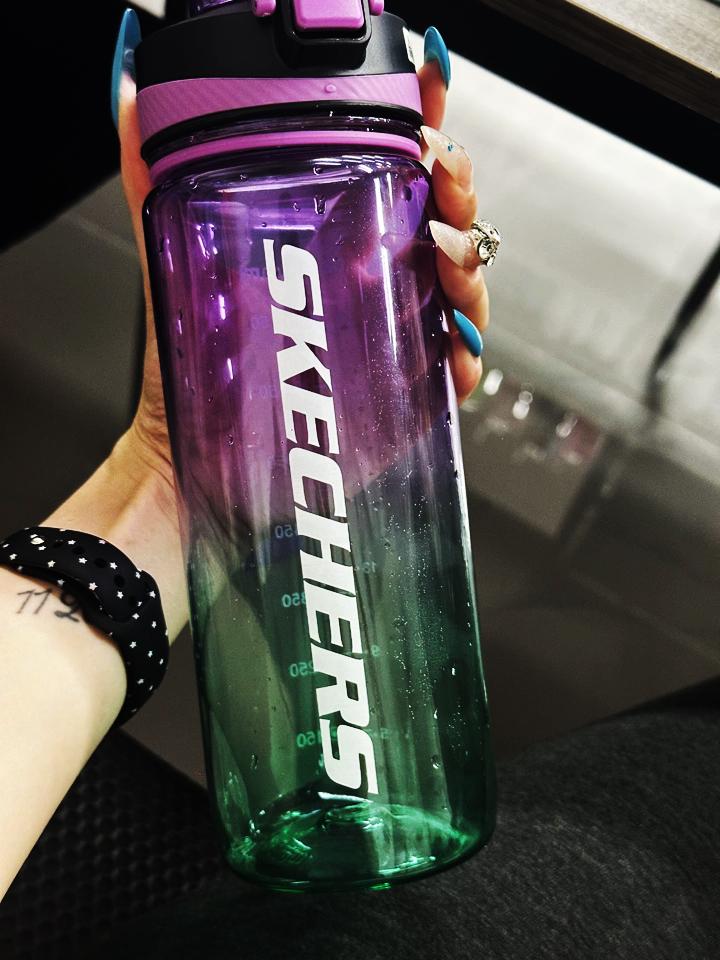 十几块搞定美国SKECHERS斯凯奇Tritan萃特户外运动水壶，还是800ml