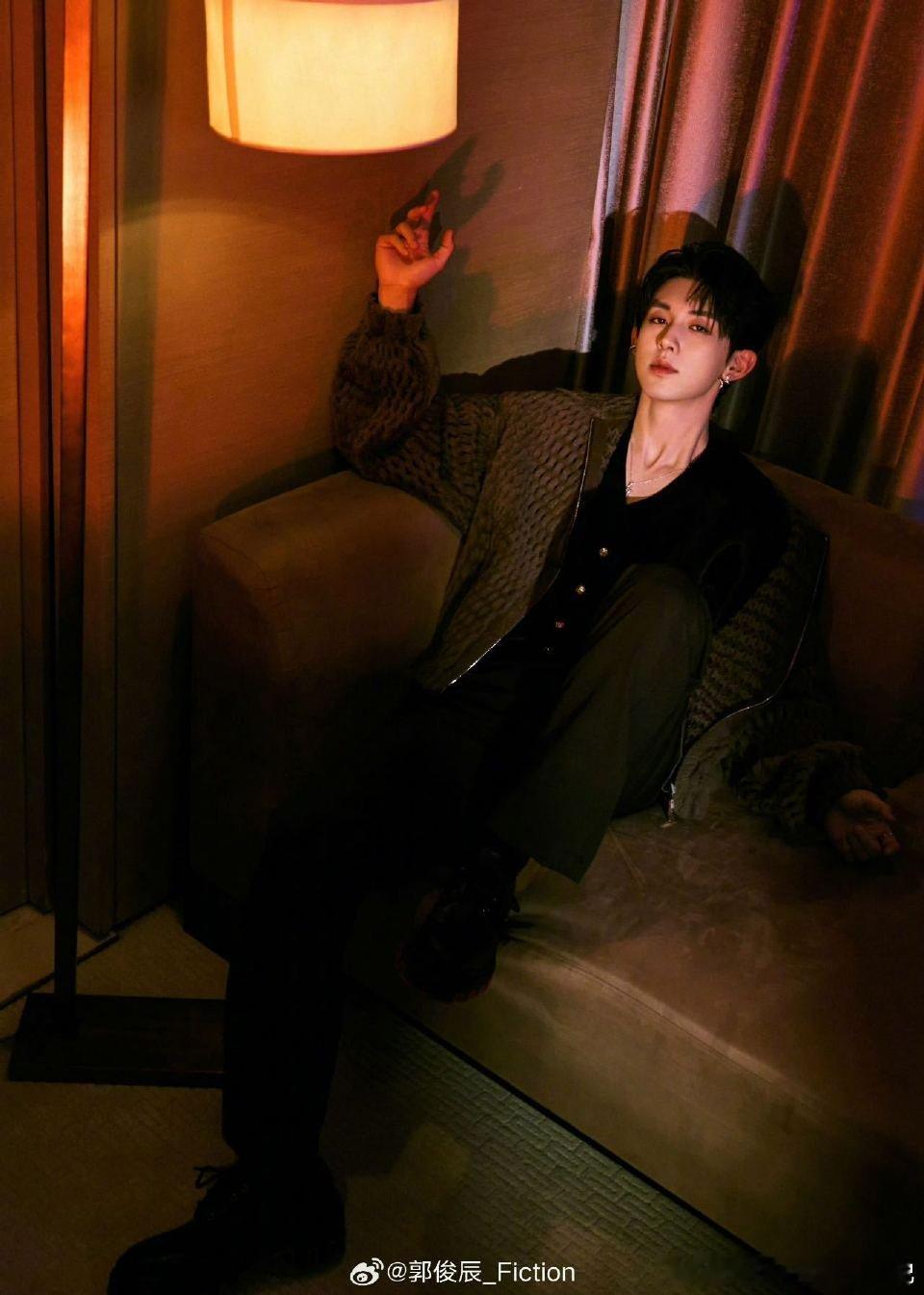 这居然是郭俊辰这真是我认识的那个郭俊辰吗？黑衬衫+银耳钉，这攻击力也太犯规了吧 