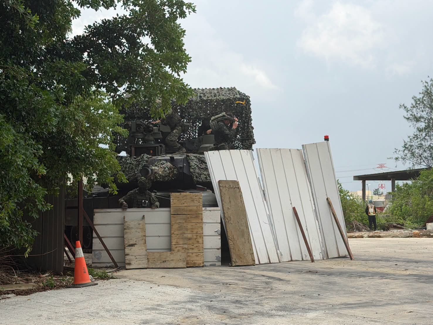 中国台湾M1A2T城市环境伪装，如果发动机怠速还是能被红外传感器发现的 